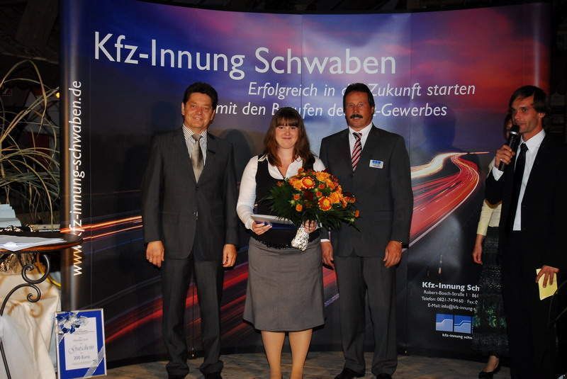 Allein unter Männern: Alexandra Dubratz erhielt als einzige Gesellin des verabschiedeten Jahrgangs von Alois Huber (li.) und Günther Haller (re.) Blumen. (Archiv: Vogel Business Media)
