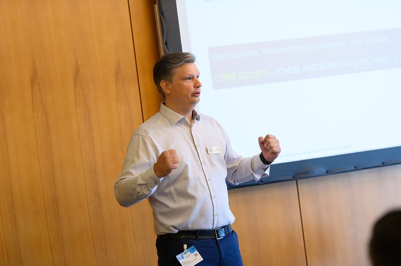 Wie eng technische und organisatorische Fragen inzwischen miteinander verbunden sind, zeigte sich besonders anschaulich beim Thema Cybersicherheit. Mario Salhofer von Ginzinger Electronic Systems stellte in seinem Vortrag die zeitliche Dimension in den Mittelpunkt.  (Bild: Stefan Stark/Koala Agentur)