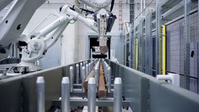 Ein ABB-Roboter vom Typ IRB 7600 – montiert auf einer 19 Meter langen Verfahrachse vom Typ IRT 710 – nimmt den Zuschnitt aus der Sägezelle bei Liebher Comonents und legt diese für den Weitertransport auf Paletten ab. Dabei stehen 17 Palettenplätze zur Verfügung.  (Bild: ABB Robotics)