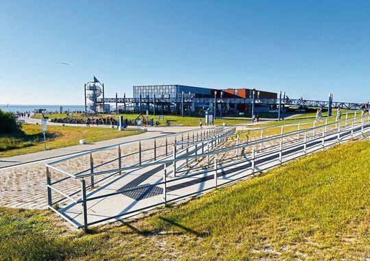 Die Geländer auf dem weitläufigen „Deck“ in Norddeich hat die OTG elektropoliert – die Bearbeitung schützt vor Korrosion.(Bild:  OTH/OTG)