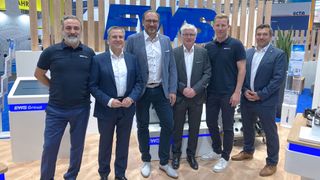 V. l. n. r.: Hüseyin Sivaz (Leiter Vertrieb Deutschland & Global OEM EWS), Martin Schreiber (Geschäftsführer Benz Tooling), Matthias Weigele (Geschäftsführer EWS Weigele), Christoph Zeller (Technischer Leiter Benz Tooling), Niklas Vogt (Leiter internationaler Vertrieb und Marketing EWS), Michael Kempf (Vertriebsleiter Benz Tooling). (Bild: Benz GmbH Werkzeugsysteme)