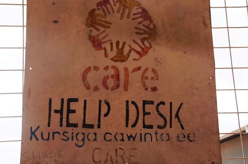 CARE Help Desk Zeichen im Wartebereich (Photo: 2013 CARE Kenya / Mary Muia)