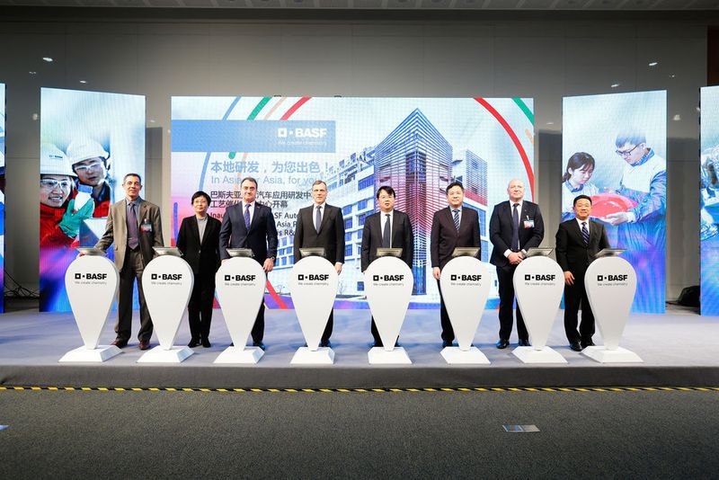 BASF erhöht ihre regionale Innovationskraft durch neue Zentren am Innovation Campus Shanghai. Hierdurch vertieft das Unternehmen die Zusammenarbeit mit der Automobilindustrie und kann Kunden aus der chemischen Industrie neue Prozesskatalysatoren anbieten. (BASF)