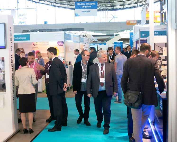 So soll es sein: Besucher und Aussteller im regen Austausch am Tag 2 der Medtec Europe 2017. (Reinhardt / Devicemed)