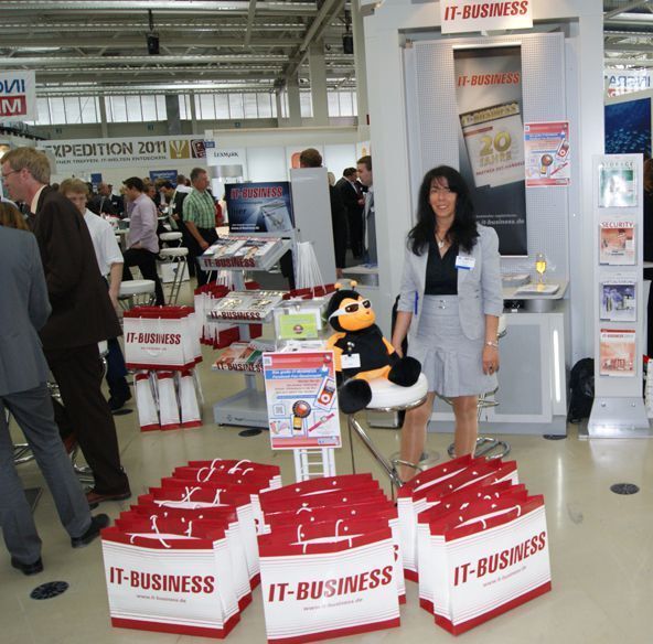 Sabine Seider von Vogel IT-Medien stand mit der „IT-Bee“ am Demo-Punkt der IT-BUSINESS den Besuchern Rede und Antwort. (Archiv: Vogel Business Media)