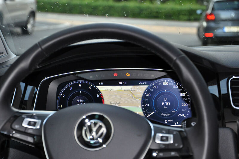 Neu im Golf ist zudem das von Audi bekannte virtuelle Cockpit. Bei VW heißt das System „Active Info Display“. (Seyerlein/»kfz-betrieb«)