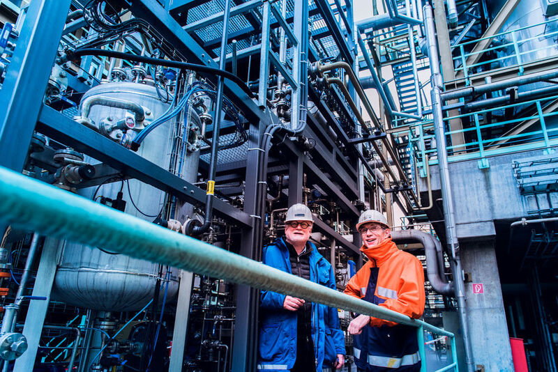 Kokerei-Chef Peter Liszio (r.) und Dr. Holger Thielert von ThyssenKrupp Industrial Solutions haben das Gemeinschaftsprojekt auf den Weg gebracht. „Was liegt näher als aus Gas, das ohnehin anfällt, etwas Neues herzustellen, das sich verkaufen lässt“, fasst Dr. Thielert zusammen. (Bild: Thyssen Krupp)