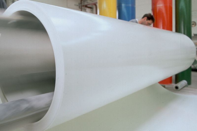 Am Ende der Produktionslinien erhalten Kunden Kunststoffbahnen mit Endlosfaserverstärkung als Rollenware.  (Bild: Lamilux)