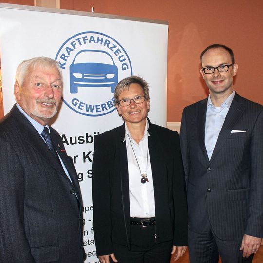 Beim Flensburger Branchentreff: (v.li.) Obermeister Günther Görrissen, Pressesprecherin Anja Bauer (beide Kfz-Innung Flensburg) und Referent Marcus Müller.(Bild:  Kfz-Innung Flensburg)