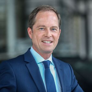 (Hans-Juergen Bauer)