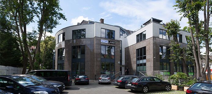 Der Begriff „SCOPELAND-Methode“ steht für einen modernen Low-Code-Ansatz zur Entwicklung anspruchsvoller Datenbankanwendungen – weitestgehend oder vollständig ohne manuelle Programmierung. Auf diese Weise erreicht man erhebliche Kostenvorteile, kürzere Projektlaufzeiten, und vor allem: eine bislang nicht gekannte Flexibilität der so entstehenden Software hinsichtlich Änderungen aller Art und auf allen Ebenen. Dies wiederum ermöglicht nicht nur eine drastische Reduzierung der Softwarepflegekosten, es erlaubt auch in besonderem Maße iteratives Prototyping und agile Softwareentwicklung  – um sich so optimal an die tatsächlichen Anforderungen der jeweiligen Endanwender anzupassen und letztlich jedes Projekt erfolgreich und im Zeitplan abzuschließen. Anders als in Programmierumgebungen kommen statt des individuellen Programmcodes bei SCOPELAND ausschließlich vorgefertigte Standardsoftwarebausteine zum Einsatz, die über intelligente Metadaten so gesteuert werden, dass letztlich ein Programmverhalten entsteht, welches aus Benutzersicht fast identisch ist zu einer handgeschriebenen Anwendung. Die mit SCOPELAND erstellten Fachanwendungen liegen ganz von selbst im Responsive Design vor und können damit auf allen erdenklichen Endgeräten betrieben werden.  (Bild: Scopeland)