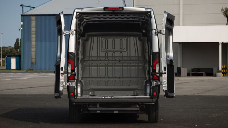 Praktisch: Die seitlich öffnenden Hecktüren lassen sich maximal aufklappen.  (Bild: Arnau Puig/Toyota)