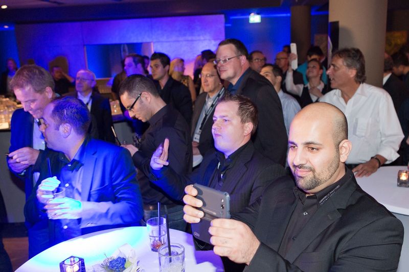 …die anwesenden Mitarbeiter und Partner von Samsung… (Bild: Samsung)