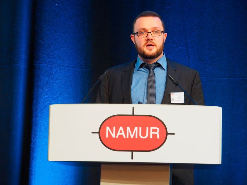 Markus Vogelbacher erhielt den Namur Award für seine kamerabasierten Online-Untersuchungen von Mehrfachbrennern in industriellen Verbrennungsprozessen. Verwendet wurde dabei ein Infrarotkamerasystem. (PROCESS / Mühlenkamp)