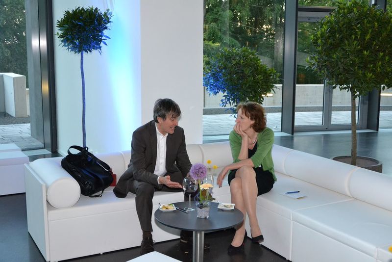 Gute Gespräche bei der After-Award-Party: Prof. Kai Simons, MPI für molekulare Zellbiologie und Genetik, Dresden und Prof. Maria Leptin, European Molecular Biology Organization  (Bild: LABORPRAXIS)