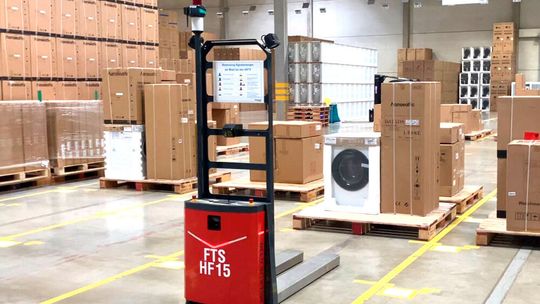 Im Hermes-Logistikzentrum Löhne transportieren AGVs vom Typ Melkus G 130 täglich circa 1.000 Paletten mit kommissionierten Waren über bis zu 600 mMeter von 220 Aufnahmestellen zu 128 Zielen, vorwiegend Lkw-Verladebuchten.(Bild:  Hermes)