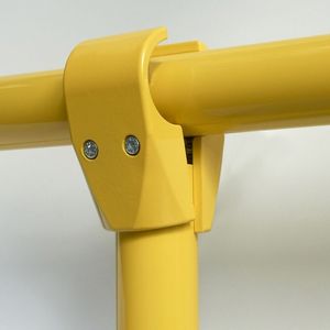 Bei der zweischaligen Rohrverbinder Variante von Brinck lassen sich ein vorderes und ein hinteres Halbteil des Verbinders um die Rohrenden legen und dann mit Senkschrauben festklemmen.