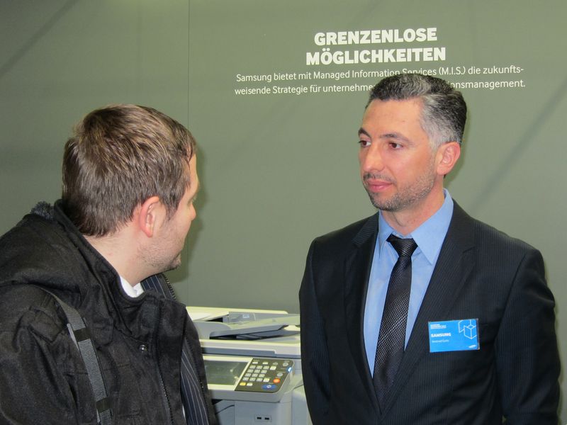 Nedzad Gutic (rechts) von Samsung hat es im Kundengespräch leicht: Kunststück, er bietet verlockende, grenzenlose Möglichkeiten im Printing-Segment an. (Bild: IT-BUSINESS)