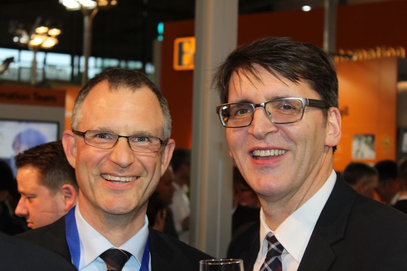 Am Dienstagabend wurde bei der Vogel Business Media am Messe-Stand in Halle 9 traditionell auf eine erfolgreiche Hannover Messe 2014 angestoßen. Gute Gespräche und Live-Musik von der Band „Famos“ sorgten bei den zahlreichen Standpartygästen für eine ausgelassene Stimmung. (Siegl/Vogel Business Media)