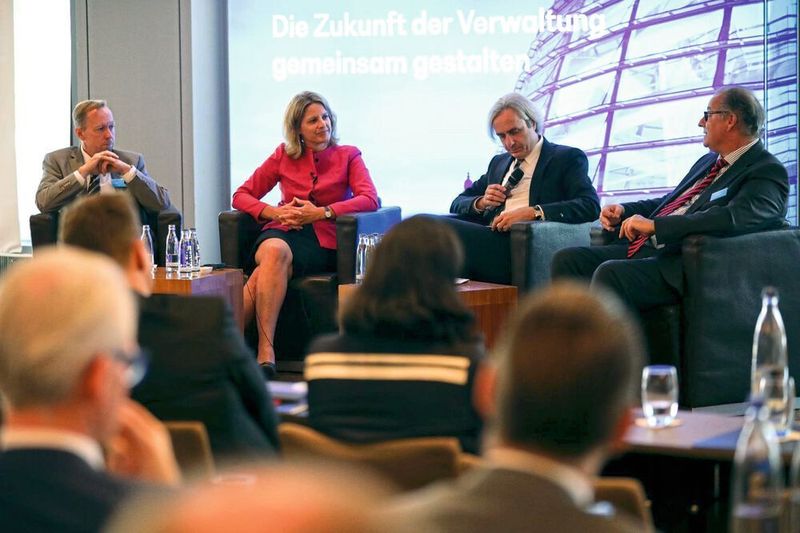 Podium „Nachwuchskräftegewinnung ist ein sperriges Wort“ v.l.n.r.: Kai Johae (Personalrat, Bundesministerium für Bildung und Forschung),  Dr. Astrid Freudenstein (Abteilungsleitung Z, Bundesministerium für Verkehr und digitale Infrastruktur), Alexander Schmid (Partner, BearingPoint), Christoph Verenkotte (Präsident, Bundesverwaltungsamt)  (Bearingpoint)