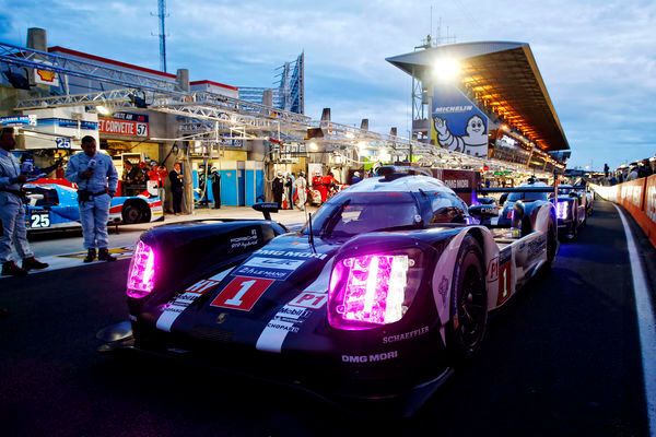 Porsche gewann das Rennen in Le Mans auf den letzten Kilometern und profitierte vom technischen Pech des bis dahin führenden Toyota. (Porsche)