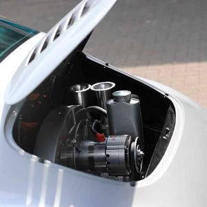 This is complemented by a specially crafted air-cooled 2332 cc boxer engine, based on an original 356 casing, offered in the "Touring" version with 180 hp or optionally in the "Sport" variant with 200 hp.(Image: Ed Curtis/Boxengasse)
