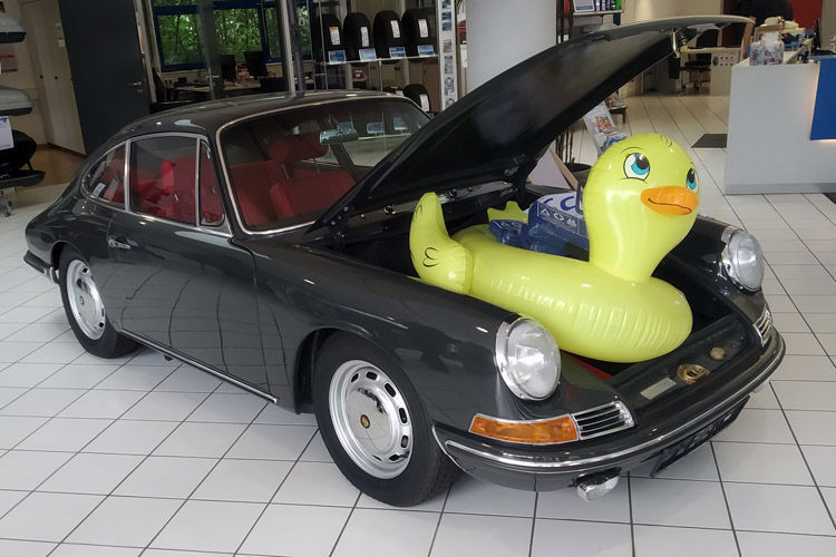 Dieser Porsche 912 dient als Blickfang und begrüßt die Gäste. (Schreiner/»kfz-betrieb«)