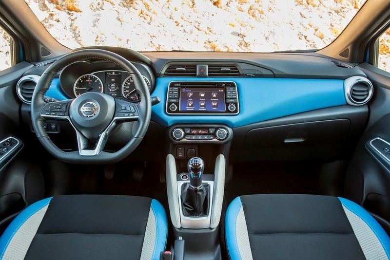 Das Cockpit gibt sich mitunter farbenfroh. (Nissan)