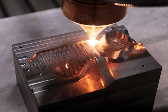 Laserauftragschweißen auf einem Werkzeug: Durch gezielten Materialauftrag lassen sich abgenutzte oder beschädigte Werkzeugbereiche wiederherstellen. So müssen hochwertige Bauteile seltener vollständig ausgetauscht werden.(Bild:  Etxetar)