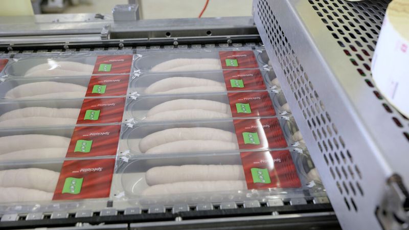 Aufschnitt- und Wurstwaren werden bei Migros Ostschweiz in MAP-Packungen verpackt. (Bild: Multivac)