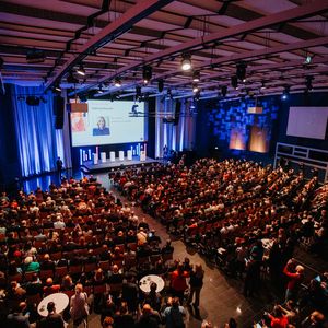 ... waren sämtliche Plätze der sogenannten Blue Stage besetzt.(Bild:  Bitkom)