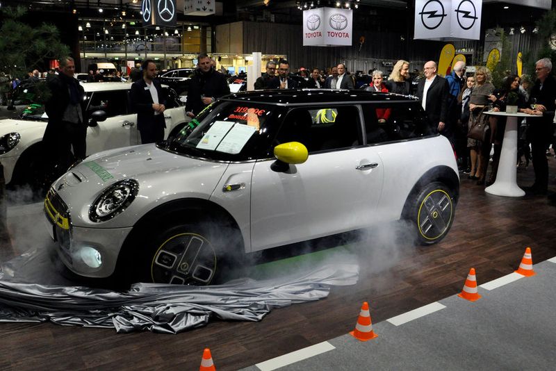 Der Mini Electric zog das Interesse der Besucher auf sich. (Bild: Wehner/»kfz-betrieb«)