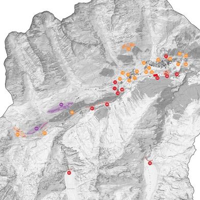 Mögliche Standorte für vertikale Solaranlagen an Infrastrukturbauten wurden im Rahmen des Projekts «Solar Vertical» der Fachhochschule Graubünden kartografiert und bewertet – hier am Beispiel der Gemeinde Tujetsch.  (Bild: Fachhochschule Graubünden)