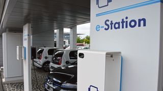 Händler sehen noch erhebliche Hürden bei der Professionalisierung des Gebrauchtwagen-
geschäfts rund um E-Autos. Das zeigt eine aktuelle Befragung von »kfz-betrieb« und den Marktforschern von Concertare. (Bild: Achter/»kfz-betrieb«)