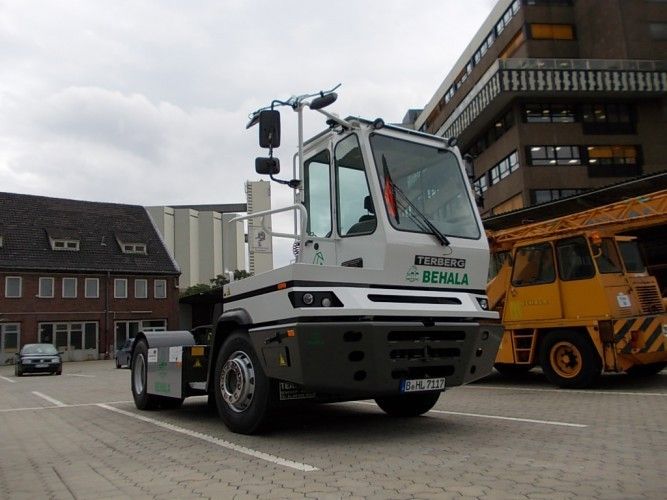 Die elektrische Zugmaschine der Firma Terberg auf dem Gelände des Berliner Westhafens. (kvechain)