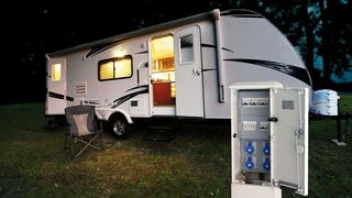 Moderner Campingurlaub ist heute häufig gleichbedeutend mit Wohnwagen oder Wohnmobil, die mit elektrischer Energie versorgt werden müssen. (© Tomasz Zajda - Fotolia)