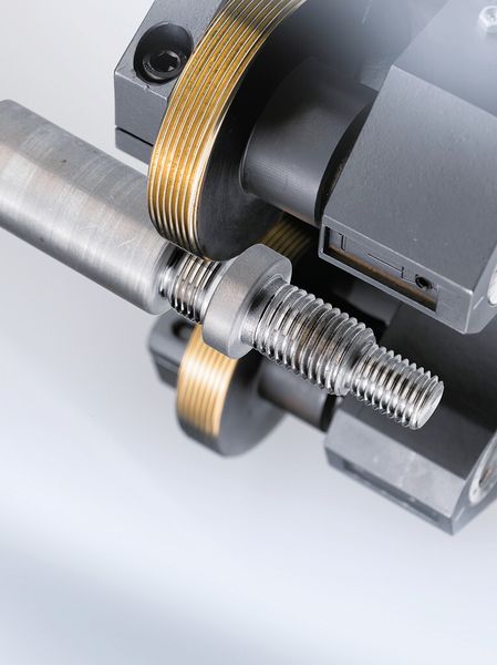 Bild 2: Der Tangentialrollkopf produziert auch Gewinde hinter einem Bund. (Bild: LMT)