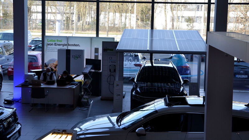 Im Showroom ist ein mit Solarpaneelen bestückter Carport ausgestellt. (Mauritz/»kfz-betrieb«)