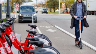 E-Scooter sollen die Innenstädte entlasten. Aber oft ersetzen sie nicht das Auto, sondern Fahrrad und Bus. (Ford)