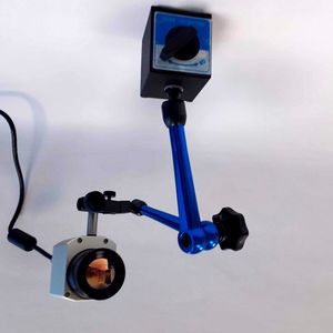 
Bild 2: Das neue Temperaturmessverfahren von hotset basiert auf dem Einsatz einer kompakten Infrarot-Kamera und der Anwendung eines speziellen Messverfahrens. Die Kamera ist so klein, dass sie sich zwischen den geöffneten Werkzeughälften positionieren lässt.
