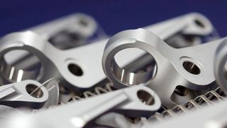 IVD-Aluminium-beschichtete Bauteile mit Maskierung im inneren Durchmesser. Nach der Beschichtung erfuhren die Bauteile eine Chrom(III)-haltige Passivierung. (©iconphotomedia)