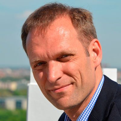 Der Autor: Stefan Sack hat über 20 Jahre Management und Beratungs-Erfahrung in der IT. Er leitet seit 2012 das Agile Competence Team bei Capgemini, welches Unternehmen und Projekte in der agilen Transformation berät und begleitet. Zuvor war er in verschiedenen Management Funktionen in der Prozessberatung, Projektmanagement sowie im Vertrieb und der Vertriebsleitung tätig. Der Autor: Stefan Sack hat über 20 Jahre Management und Beratungs-Erfahrung in der IT. Er leitet seit 2012 das Agile Competence Team bei Capgemini, welches Unternehmen und Projekte in der agilen Transformation berät und begleitet. Zuvor war er in verschiedenen Management Funktionen in der Prozessberatung, Projektmanagement sowie im Vertrieb und der Vertriebsleitung tätig.