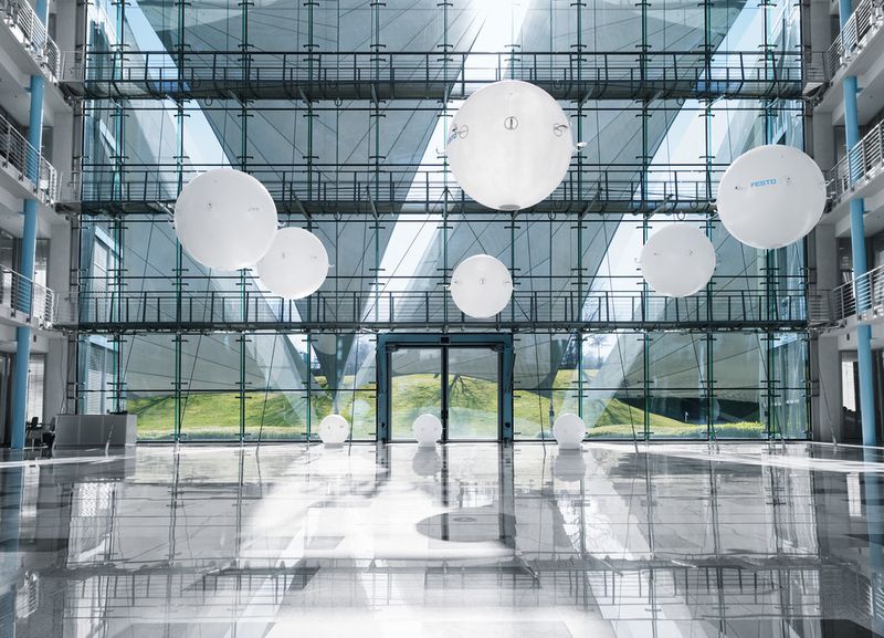 Mit den E-Motion-Spheres zeigt Festo, wie mehrere Objekte dank vielfältiger Vernetzung kollisionsfrei im dreidimensionalen Raum koordiniert werden. (Bild: Festo)