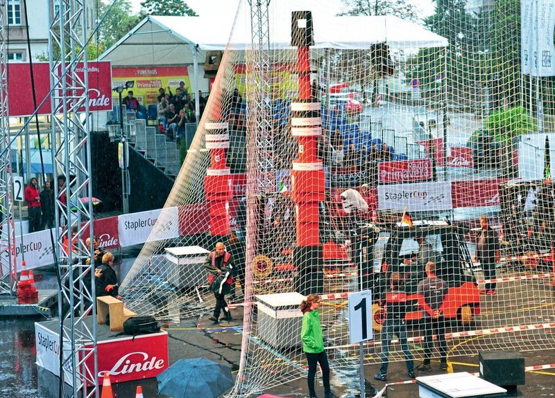 Im Finale der Internationalen Meisterschaften war ein Balanceakt zu bewältigen. Ein Turm aus insgesamt sechs Elementen musste von den drei Fahrern Stück für Stück erbaut, und anschließend auf ein Podest balanciert und abgestellt werden. (© Klaus Voit / KION Group)
