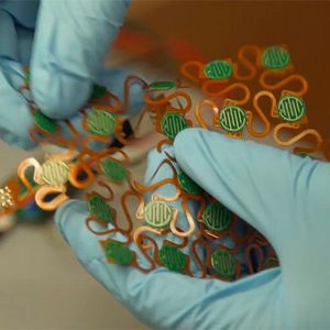 Ein Rekord für eine elektronische Haut: An der National University of Singapore wurde ein Sensorsystem entwickelt, das schneller als der menschliche Tastsinn reagiert.(Bild:  NUS National University of Singapore)