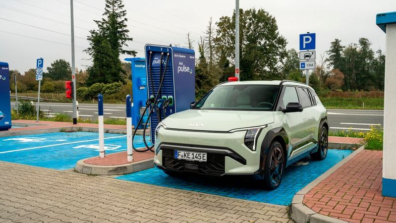 Bei gemäßigten Temperaturen sind die Verluste beim Schnellladen gering.(Bild:  Kia)