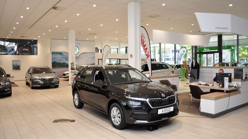 Schwächelnde Umsätze im Fahrzeugvertrieb, das Werkstattgeschäft als Stabilitätsanker: Deutschlands Autohäuser rechnen auch für den Februar mit einem anspruchsvollen Geschäft.(Bild:  Simon/»kfz-betrieb«)