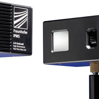 In contrast to WLAN and other wireless technologies, Li-Fi Grathus uses light signals. This has a decisive advantage: the transmission is insensitive to electromagnetic interference (EMC). The picture shows two modules of the evaluation kit. (Image:Fraunhofer IPMS)