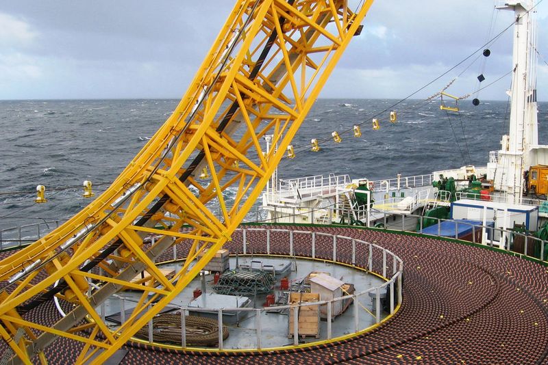 Die Seekabel werden auf überdimensionalen Kabelrollen (turn tables) aufgewickelt, bevor sie auf das Schiff verladen werden. Eine dieser Rollen kann bis zu 7000 Tonnen wiegen. Bild: ABB/transpower (Archiv: Vogel Business Media)