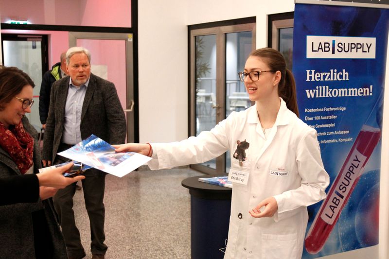 Ab 9 Uhr beginnt der offizielle Besucher-Einlass in der Halle X2 des Austria Vienna Centers.   Mehr Infos zu den kommenden LAB-SUPPLY-Messen finden Sie auf www.lab-supply.info.  (LABORPRAXIS, C. Lüttmann)